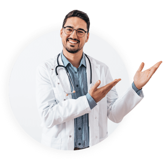 Médico resolviendo dudas frecuentes sobre análisis clínicos