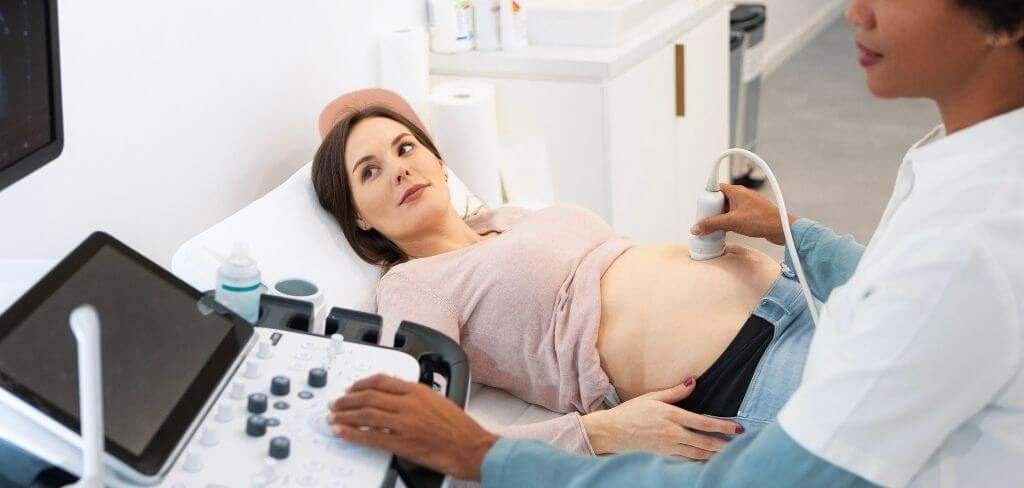 ultrasonido-ginecologico-prenatal-lab Mujer realizándose ultrasonido prenatal para monitoreo del embarazo.